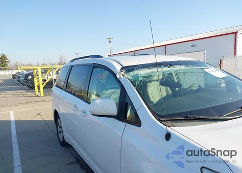 2014 Toyota Sienna Le V6 8 Passenger z USA, uszkodzony, nr VIN 5TDKK3DC7ES415376